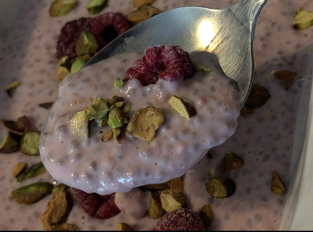 Raspberry Pistachio Chia Seed Pudding (39g protein)